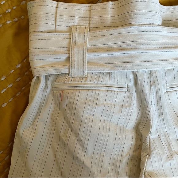 ALICE + OLIVIA 2000’s Vintage Pinstriped Laurie Paperbag shorts, Size 0. - Picture 6 of 10